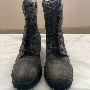 Camouflage combat boots